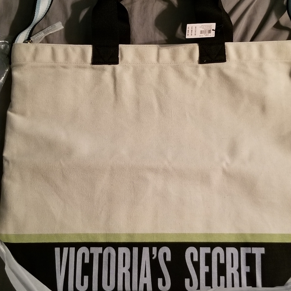 NWT VICTORIA SECRET BAG WITH ZIPPER
